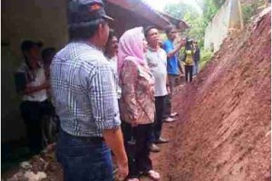 Bupati Kuningan, Hj Utje CH Suganda saat meninjau longsor di Kongkewang